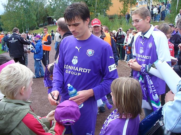 Emma gibt Autogramme