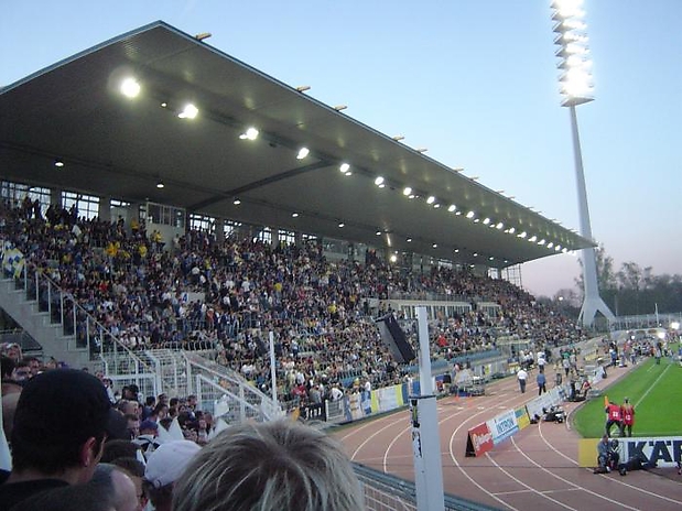 15 volle Haupttribüne