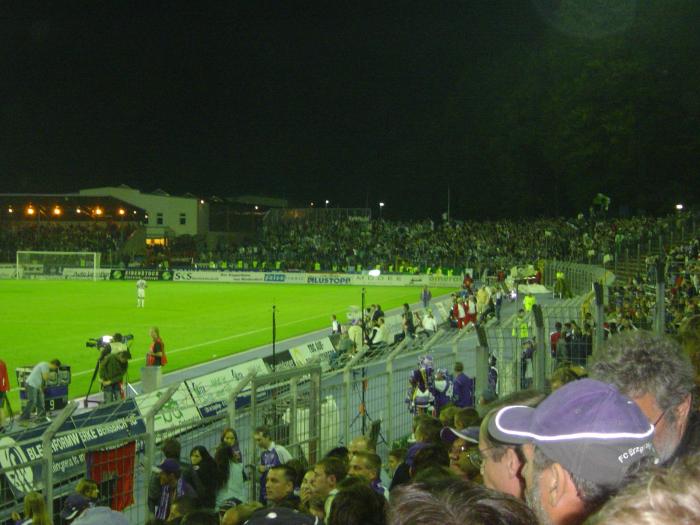 19 jubelnder Gästeblock