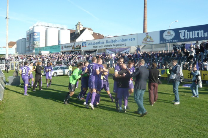 Mannschaft tanzt vorm Block