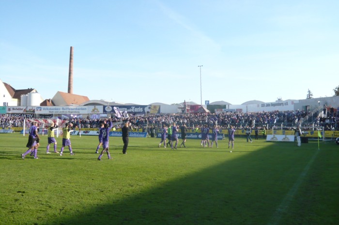 Mannschaft läuft zu den Schlachtenbummlern