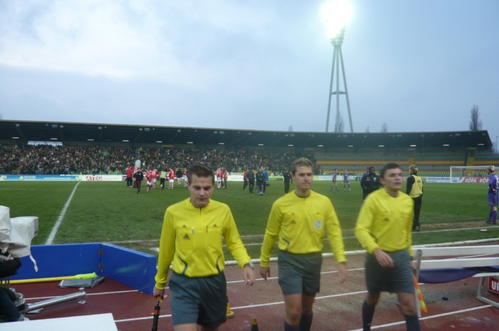 Schiedsrichtergespann nach dem Abpfiff