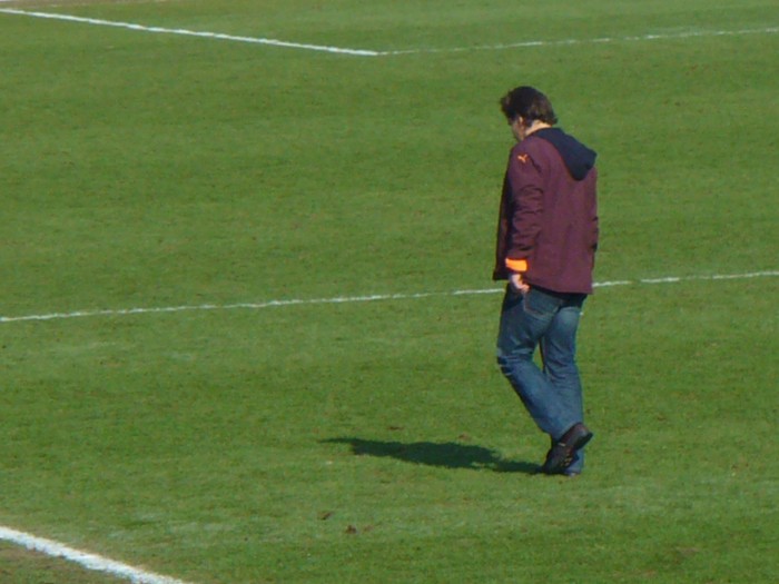 Einsam in der Halbzeitpause auf dem Platz!