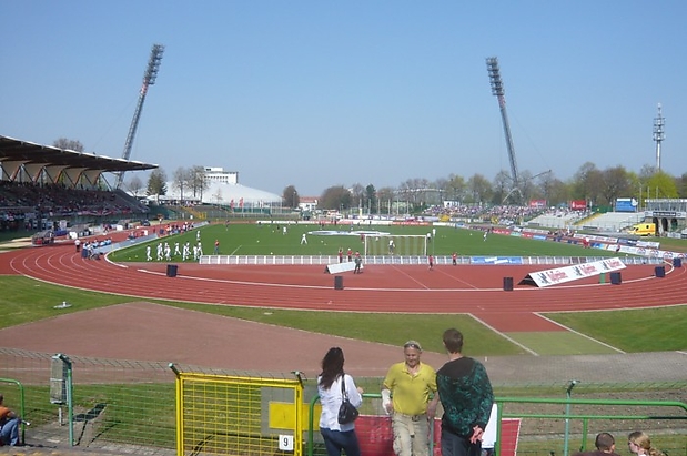 Vor dem Spiel beide Teams beim warmmachen
