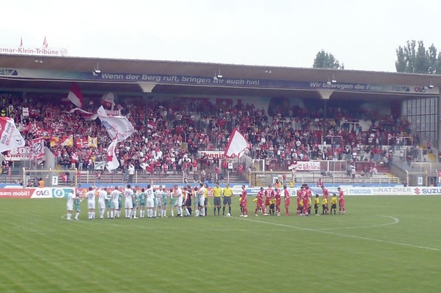 Beide Teams vor dem Anstoß