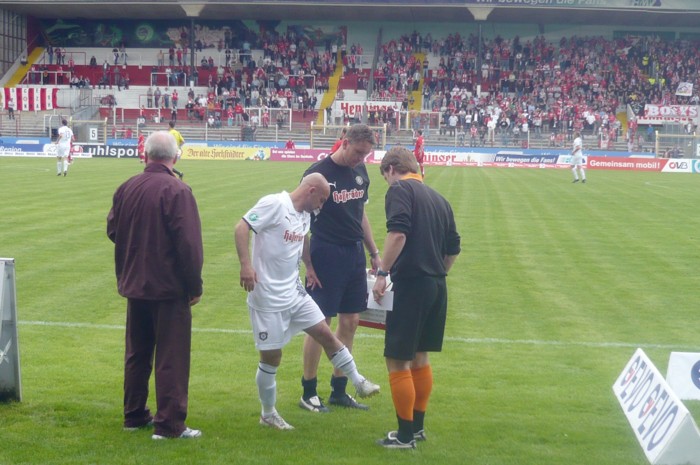 Curri zeigt auf den lädierten linken Knöchel