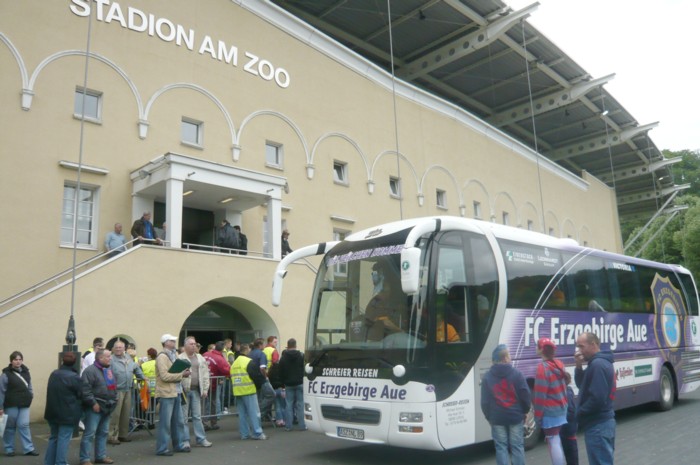 Aue-Bus vorm Stadion kurz vor der Heimreise