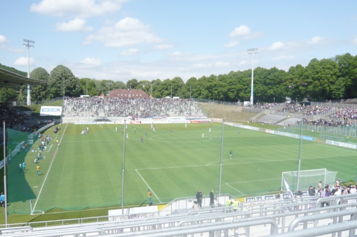 Blick von der Gästetribüne im Süden