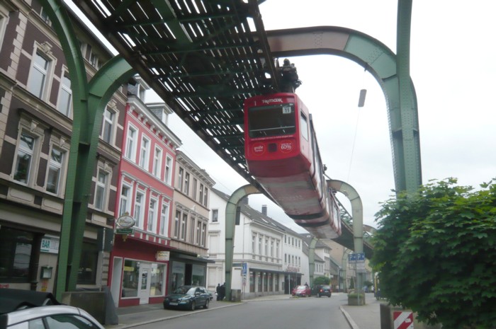 Schwebebahn in Nähe Stadion