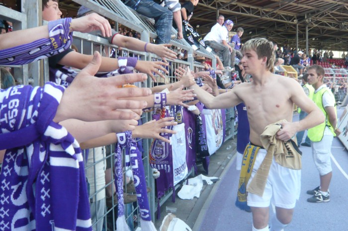 Martin Männel beim Abklatschen in der Auer Fankurve