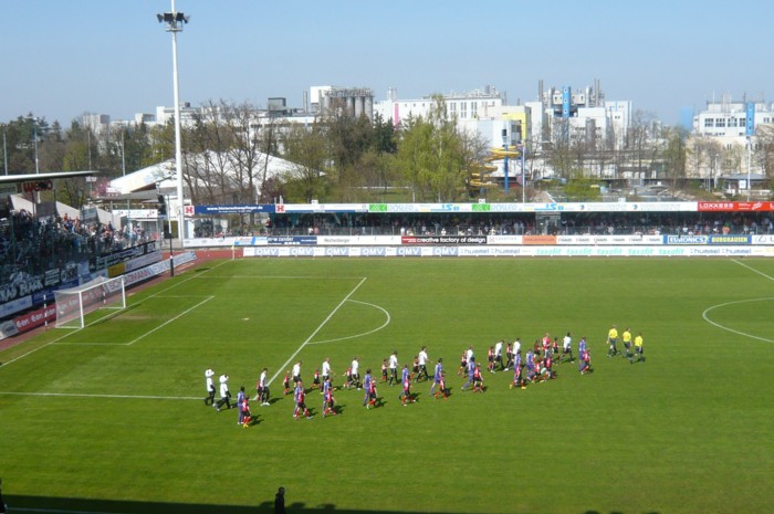 Einlauf der beiden Mannschaften