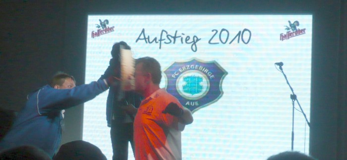 der Tortenwurf von Böttcher um.21.27 Uhr