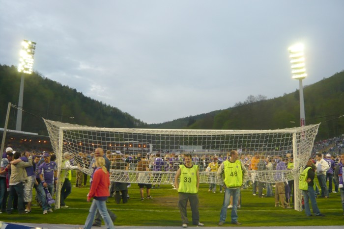 die Tore wurden von Ordner gesichert.um 20.09 Uhr