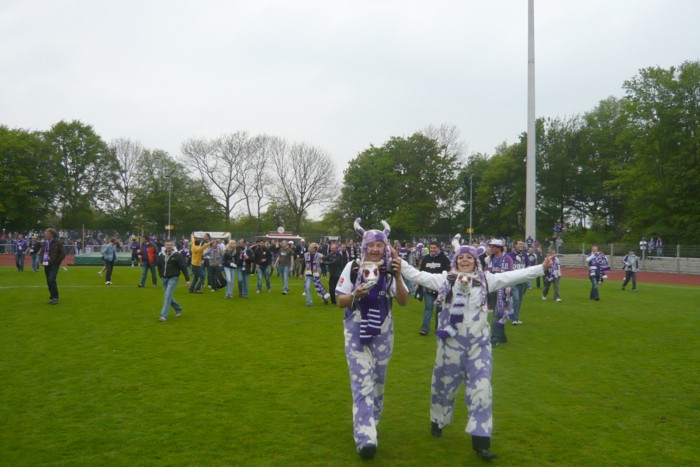 Die mitgereisten Fans fluteten den Platz 11