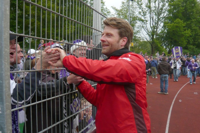 Trainer Schmitt nach dem Spiel wird von den Fans geherzt