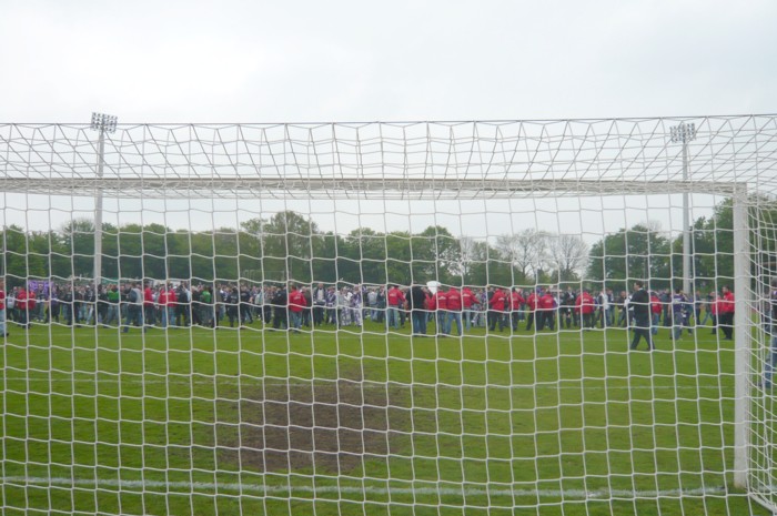 Warten auf die Spieler, Auer Fans nach dem Spiel an der Absperrlinie
