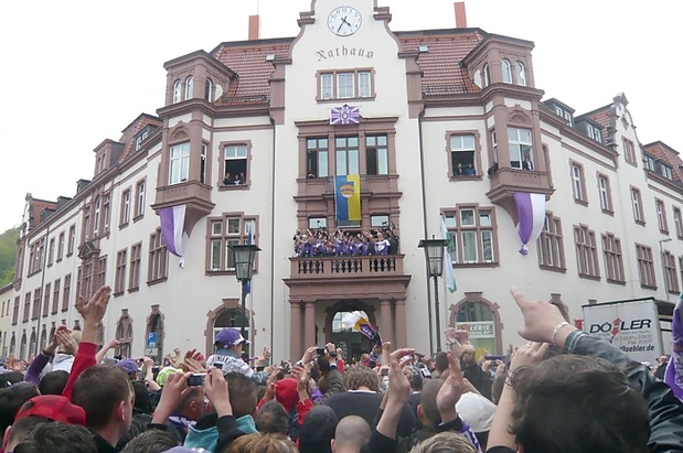Begeisterung vor dem Rathausbalkon in Aue