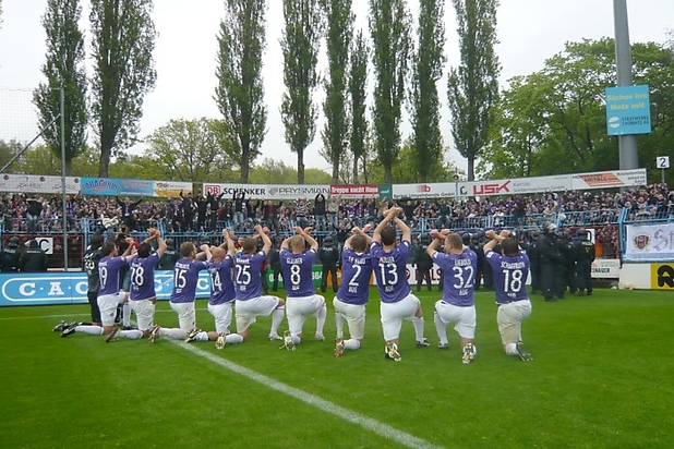 Gekreuzte Hämmer 2