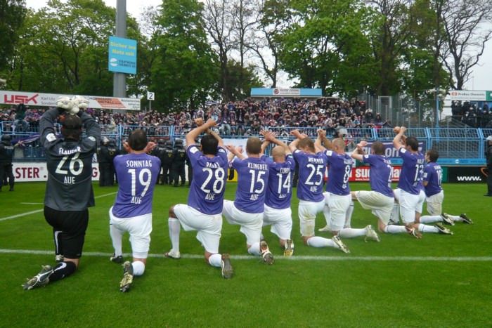 Gekreuzte Hämmer vor dem Gästeblock