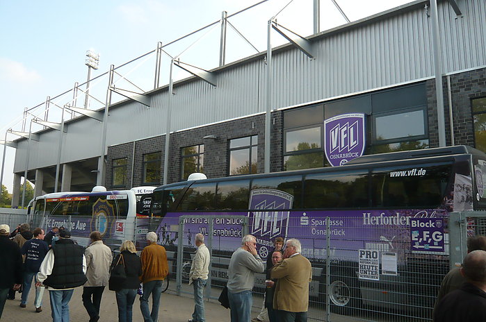 Beide Busse vorm Stadion