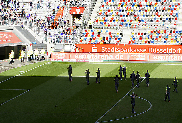 Die Mannschaft stellt sich den Fans.