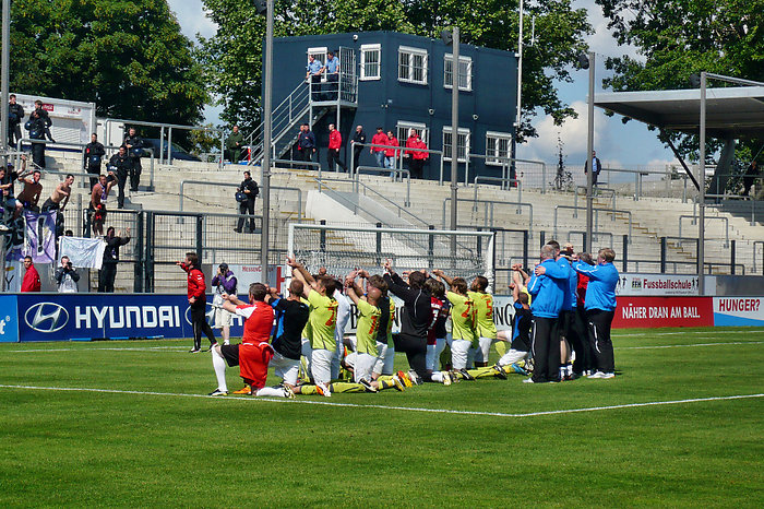 109 gekreuzte Hämmer