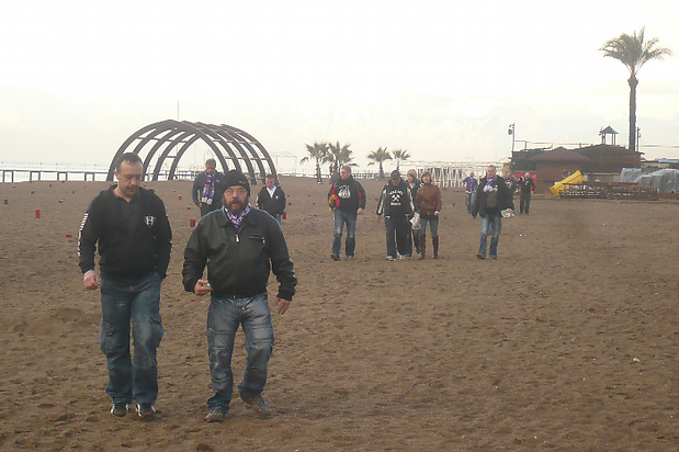 Fans laufen zum Vormittagstraining am Strand entlang
