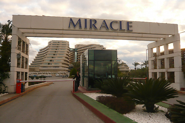 Haupteingang vom Miracle wo die Fans wohnten