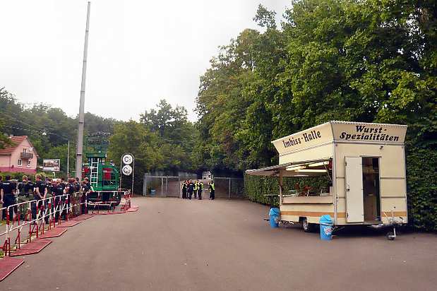 Gästeeingang vor dem Spiel