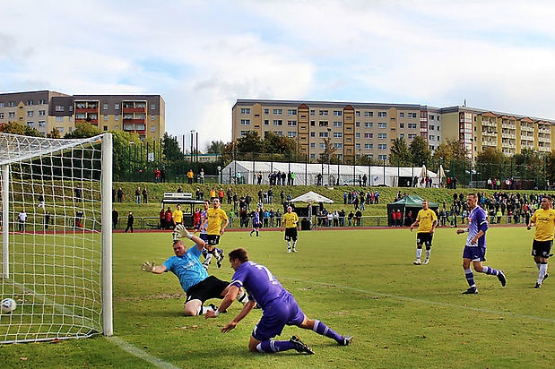 10 Der Ball ist drin. Szene zum 1-11 von Ronny König