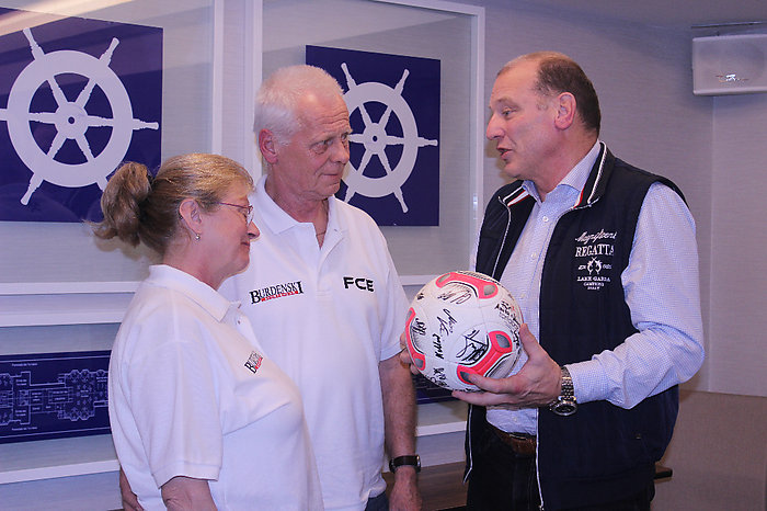 71. Anita und Jürgen aus Lugau bekommen vom Präsidenten einen handsignierten Ball als Dankeschön für ihre Camptreue