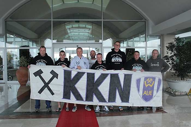 Gruppenfoto im Hoteleingang wegen dem Regen