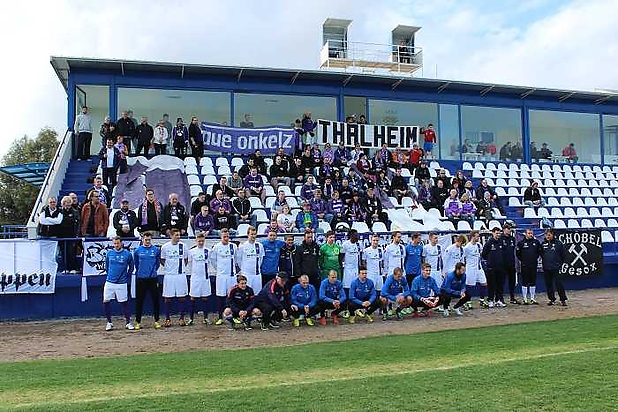 Gruppenfoto mit Mannschaft vor dem Anstoß gegen Cracovia Krakow