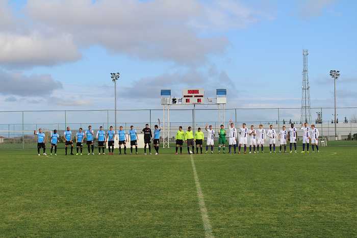 Vor dem Anstoß. Krakow links - Aue rechts.