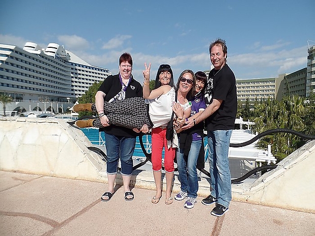 531-Spass mit Ines. Im Hintergrund die Mannschaftshotels der Jahre 2013, 2014 und 2015 (Titanic) und rechts 2011 (Rixos Hotel)..