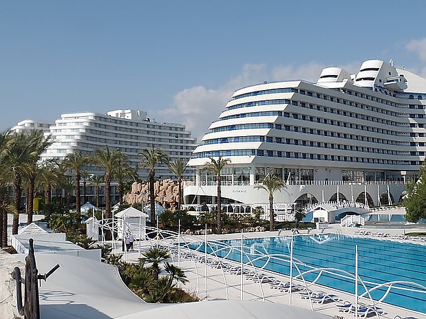 534-Teilansicht auf die Titanic und hinten das Miracle (Fan-Hotel).