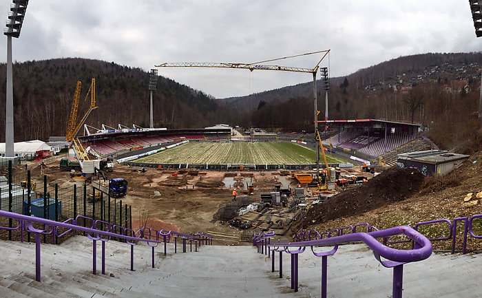 11.3.2016 Aufstellen eines 2. Kranes. Foto: Grasser