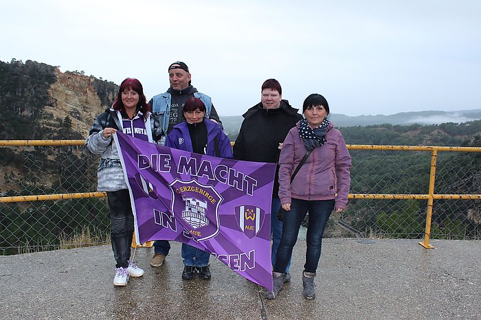 47. Gruppenbild neben der Staumauer mit Fahne
