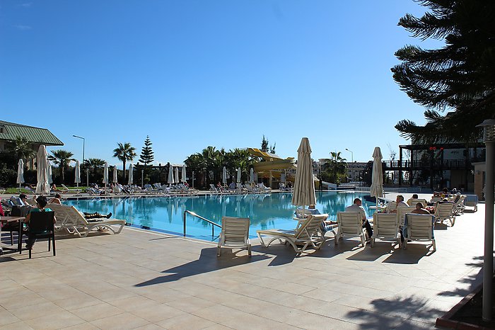 62. schönes Wetter am Hotelpool