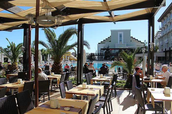 67. Am Pool im Fanhotel