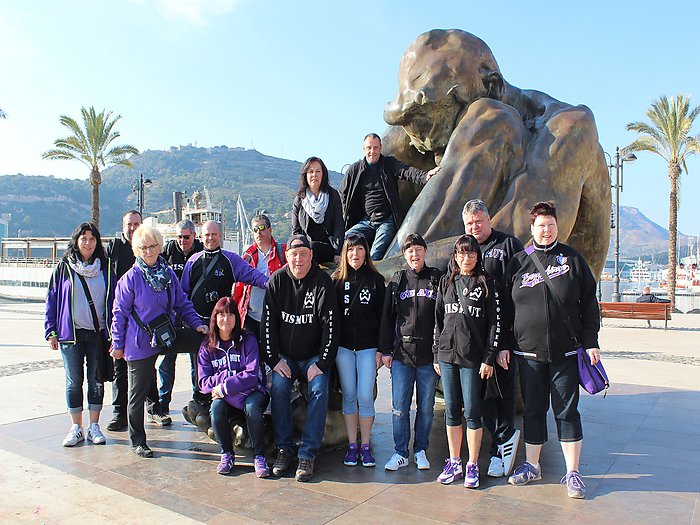 33.Am Hafen von Cartagena. Die Statue ist ein Tribut zu den Opfern von Terrorismus, insbesondere die von den Madrid-Bombenanschlägen auf einen Zug 2003 Es zeigt einen Mann in der Haltung einer Geisel.