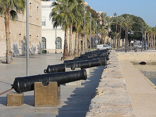 37.Historische Kanonen am Hafen von Cartagena