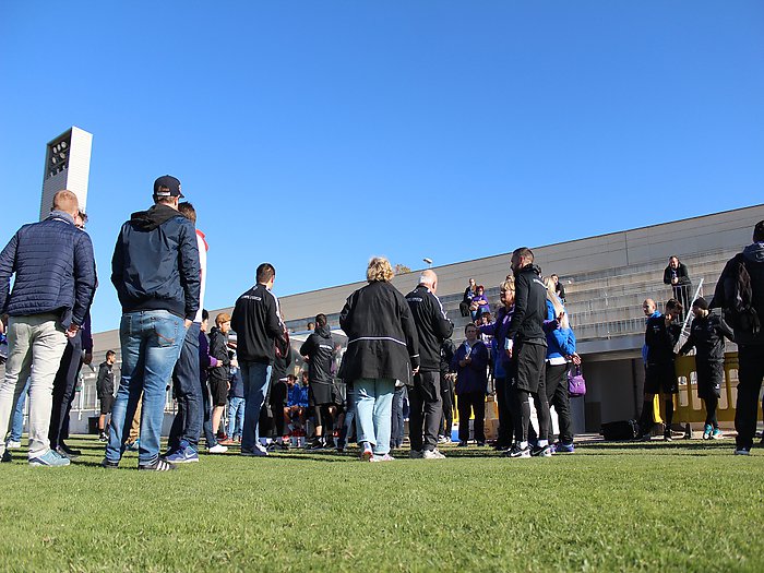 44.Fans und Spieler im Small Talk nach dem Training