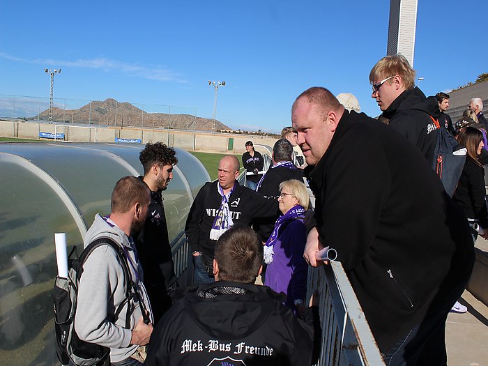 46.FCE-Spieler Kaufmann mit Fans im Gespräch