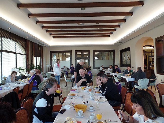 50.Beim Frühstück im Hotel