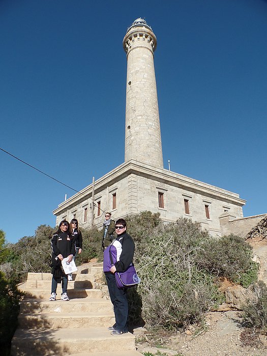 56.Das Cabo de Palos ist ein markantes Kap bei La Manga del Mar Menor an der Costa Cálida, der Südostküste Spaniens. Auf dem Kap steht über der Steilküste ein markantes Leuchtfeuer auf einem steinfarbenen Leuchtturm auf einem zweistöckigen Leuchtturmwärte