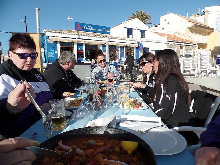57.Gemütliches Essen am Hafen