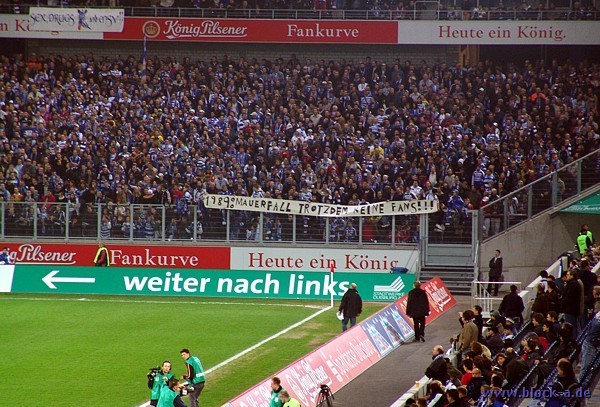 Spruchband: Bescheuert