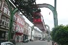 Schwebebahn in Nähe Stadion